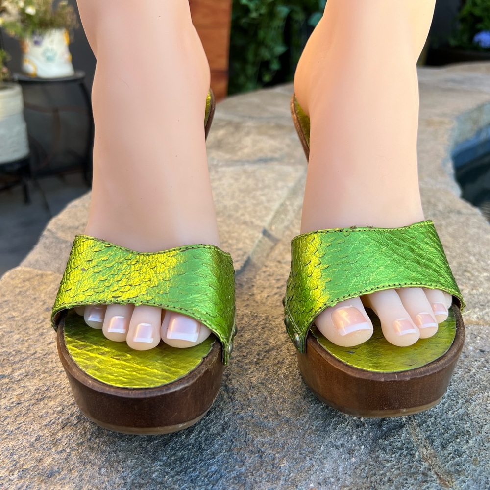 Metallic lime green Aldo wood high heel stiletto women’s shoes size 7.5